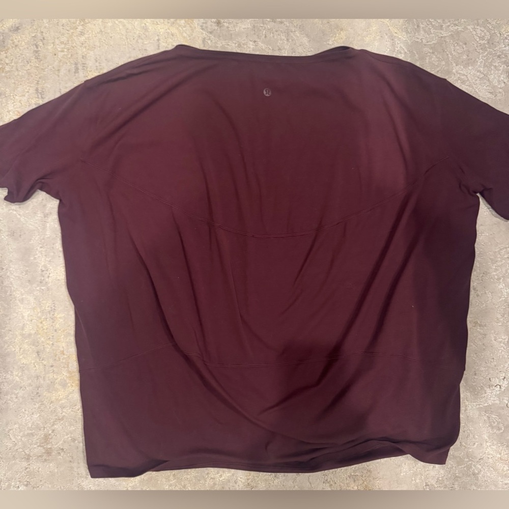 Lululemon Back in Action Short Sleeve in Cassis (maroon) size 12 - Picture 2 of 3